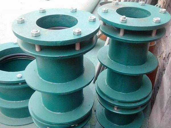 西安柔性防水套管適用于各種建筑工程中的管道穿過樓板或墻壁的防水密封保護